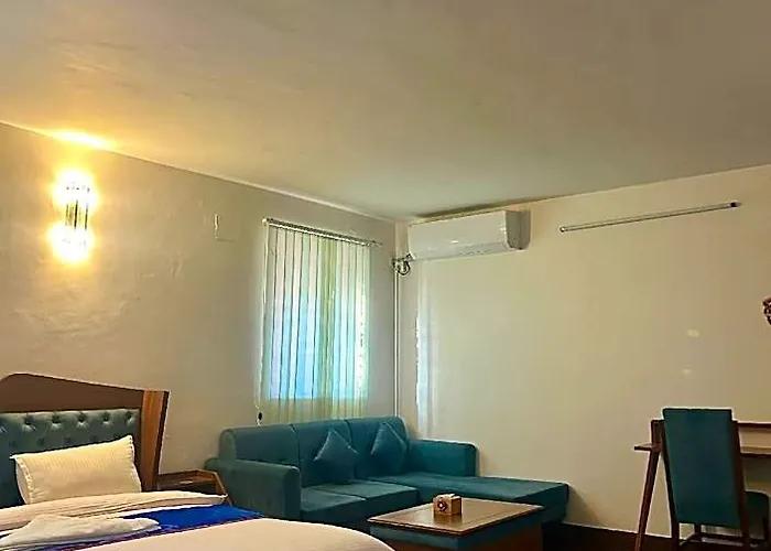 Pahuna Ghar 3*
